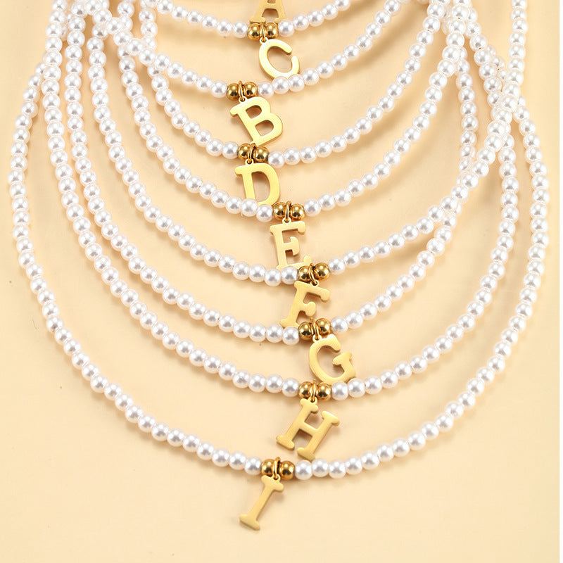 parelketting met initiaal