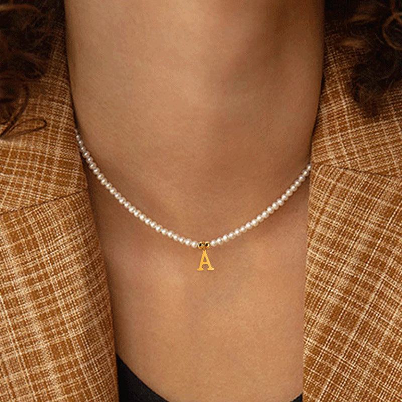 parelketting met initiaal