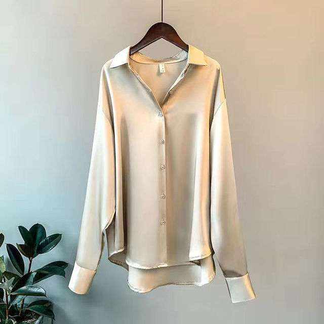 Satin Flow – Minimalistische Blouse